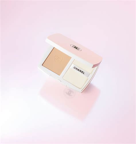 CHANEL LE BLANC Brightening Compact Foundation .